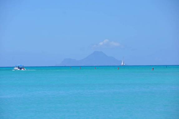 A ilha de Saba vista de Philipsburg, capital de Sint Maarten - Caribe